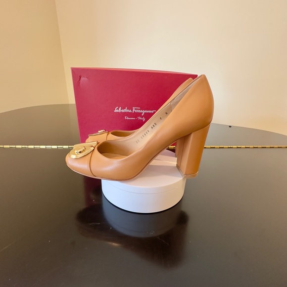 Salvatore Ferragamo NWT Luxury Chic Minimalist RARE Authentic Fiamma Tan Pumps - Picture 8 of 17